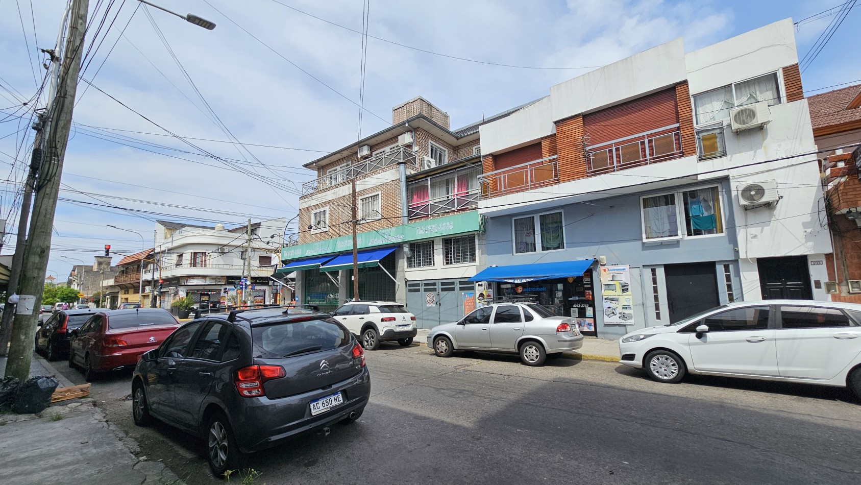 **u$s 49.900.-**  Venta de Departamento de 2 amb. en 1er piso por escaleras al frente - NO ABONA EXPENSAS - Enrique Fernandez 2126