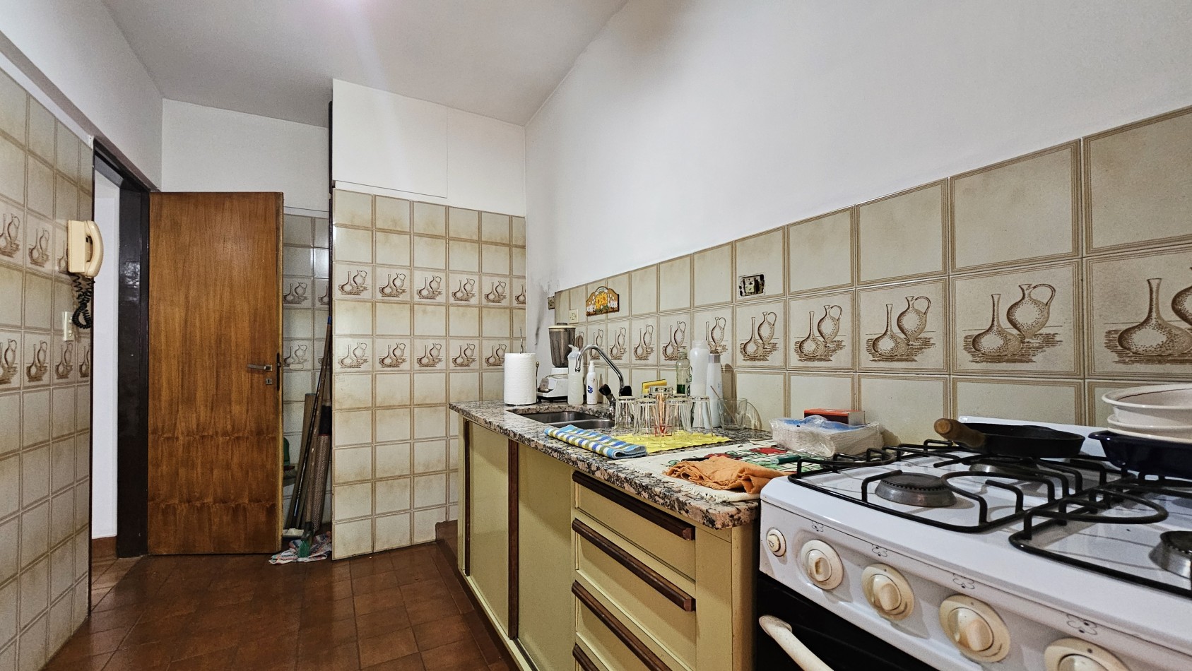 **u$s 49.900.-**  Venta de Departamento de 2 amb. en 1er piso por escaleras al frente - NO ABONA EXPENSAS - Enrique Fernandez 2126