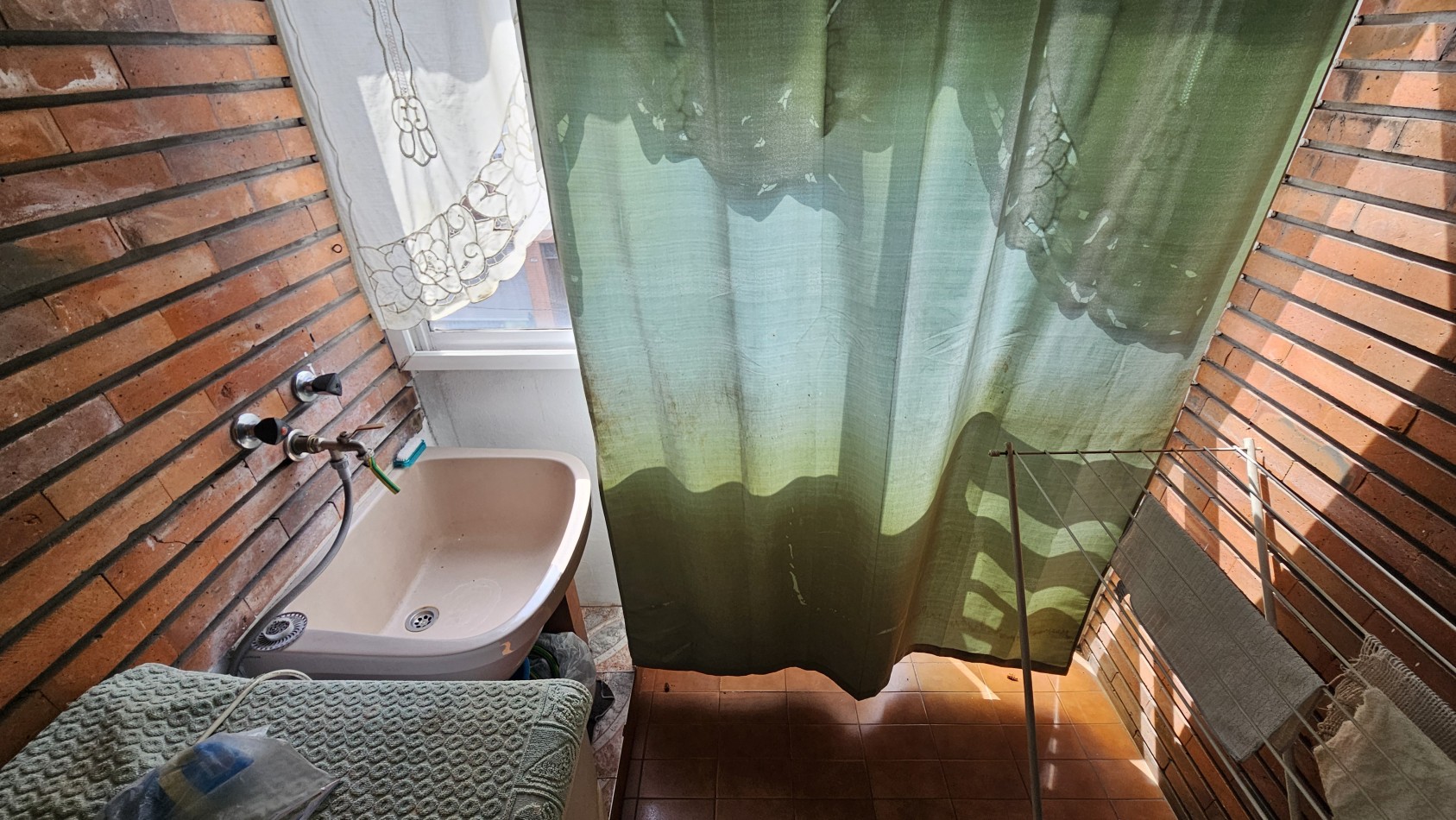 **u$s 49.900.-**  Venta de Departamento de 2 amb. en 1er piso por escaleras al frente - NO ABONA EXPENSAS - Enrique Fernandez 2126