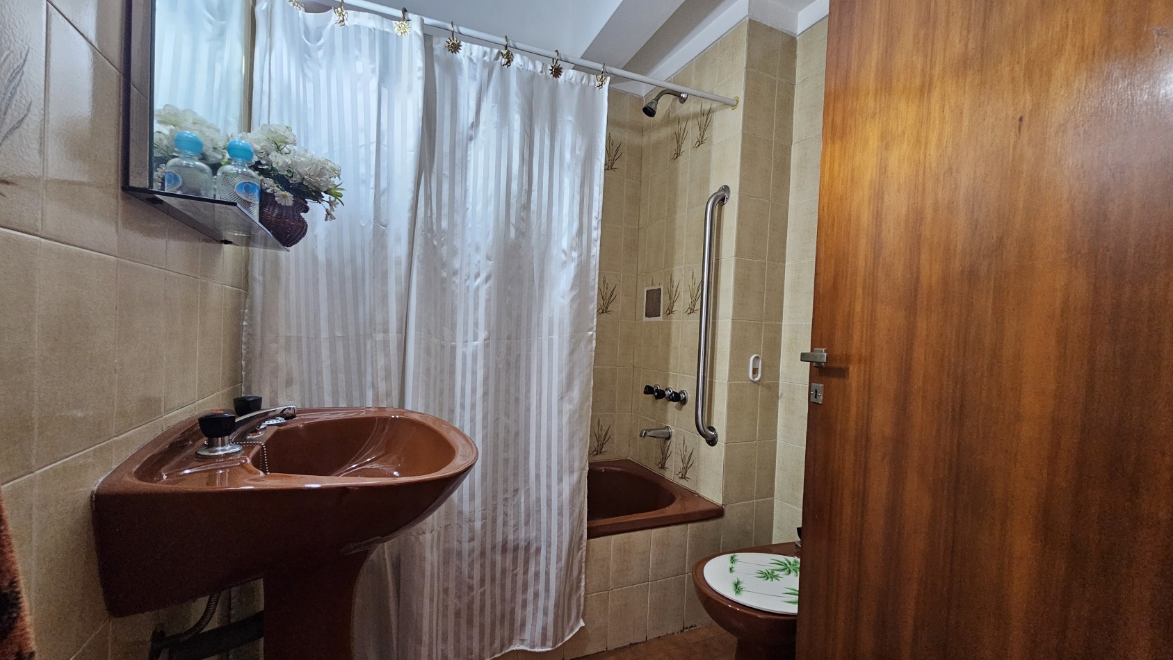 **u$s 49.900.-**  Venta de Departamento de 2 amb. en 1er piso por escaleras al frente - NO ABONA EXPENSAS - Enrique Fernandez 2126