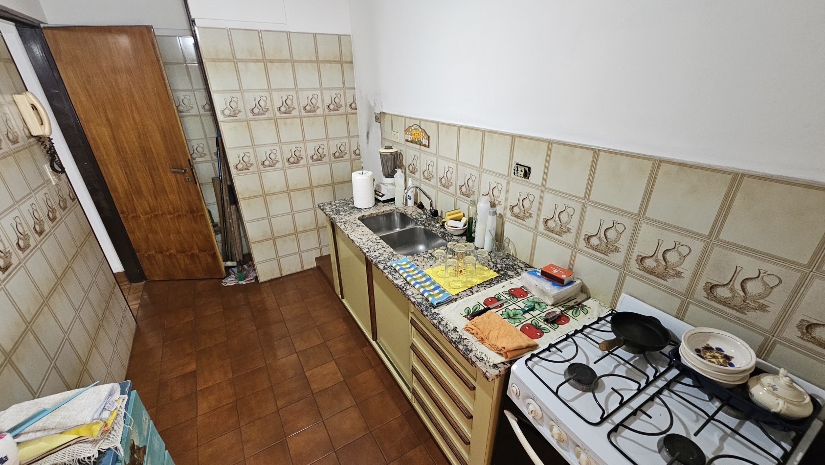 **u$s 49.900.-**  Venta de Departamento de 2 amb. en 1er piso por escaleras al frente - NO ABONA EXPENSAS - Enrique Fernandez 2126