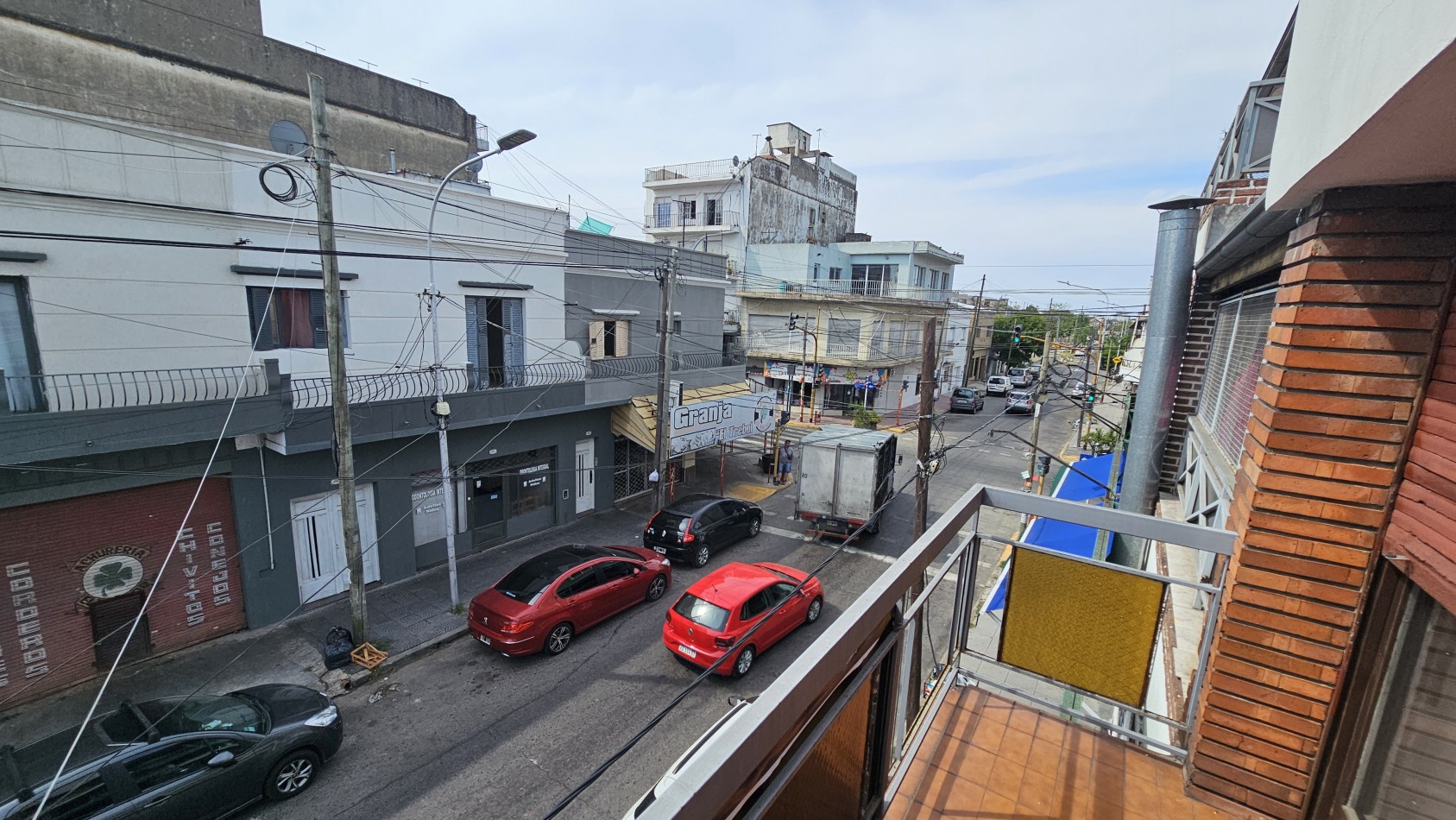 **u$s 49.900.-**  Venta de Departamento de 2 amb. en 1er piso por escaleras al frente - NO ABONA EXPENSAS - Enrique Fernandez 2126