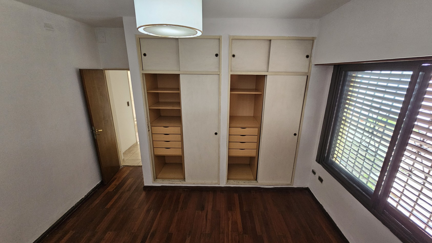 **u$s 130.000.-** - Casa en venta en ochava de 3 amb. terraza, patio y cochera - Jujuy 1300 - Lanus