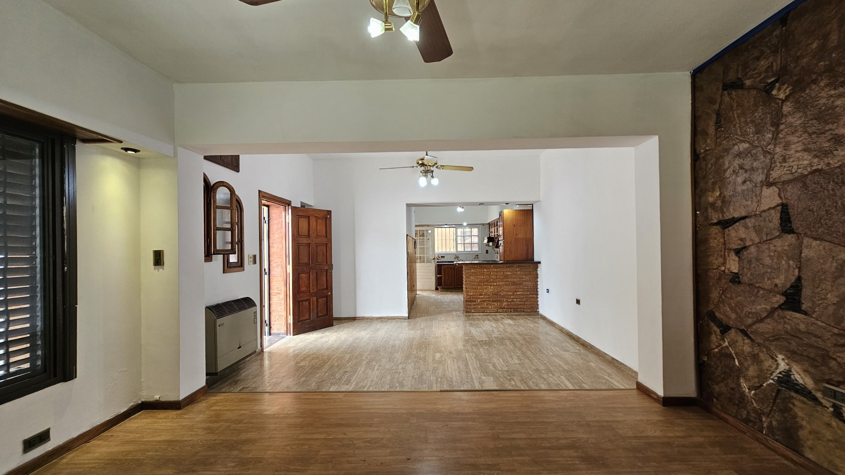 **u$s 130.000.-** - Casa en venta en ochava de 3 amb. terraza, patio y cochera - Jujuy 1300 - Lanus