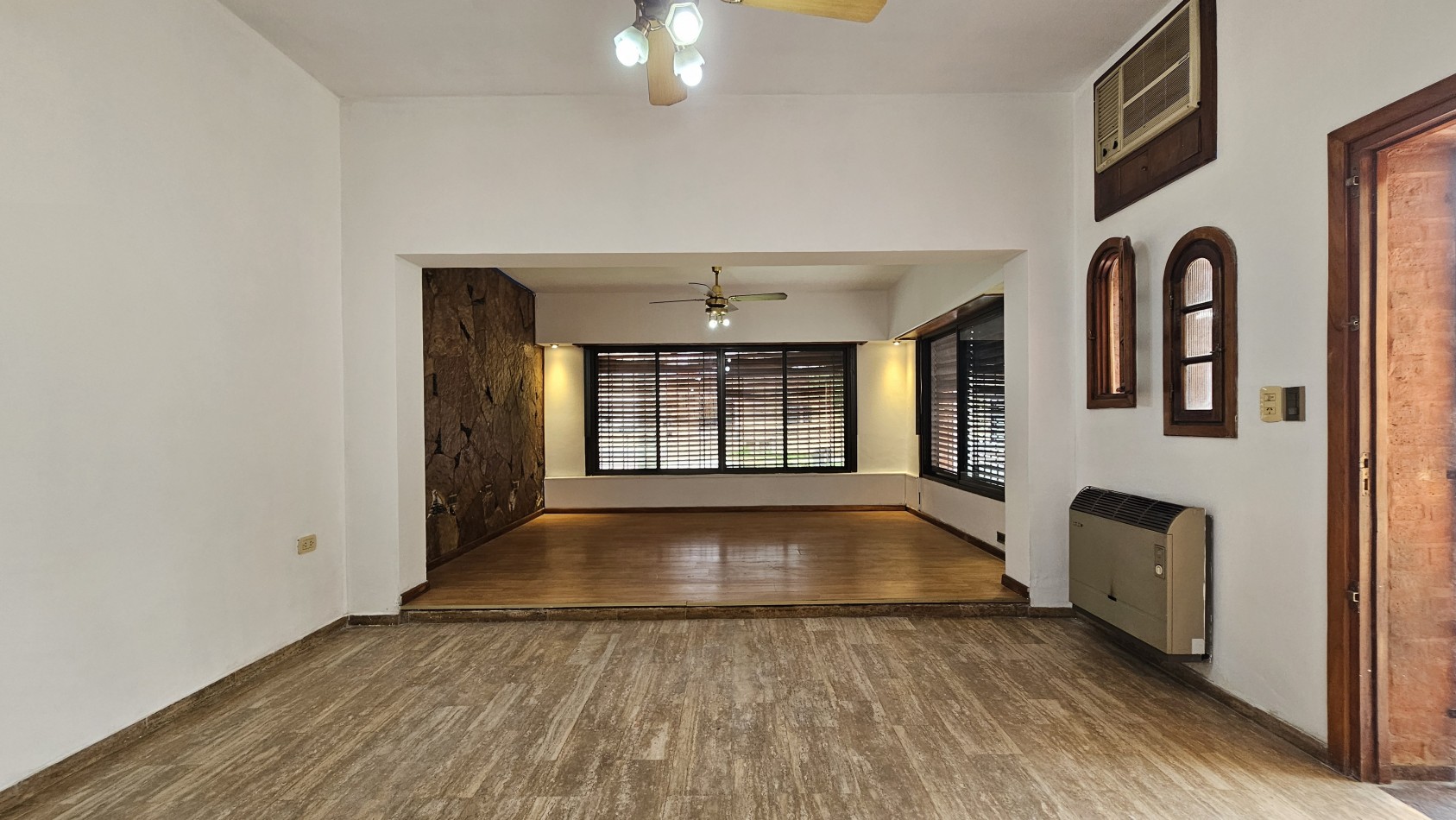 **u$s 130.000.-** - Casa en venta en ochava de 3 amb. terraza, patio y cochera - Jujuy 1300 - Lanus