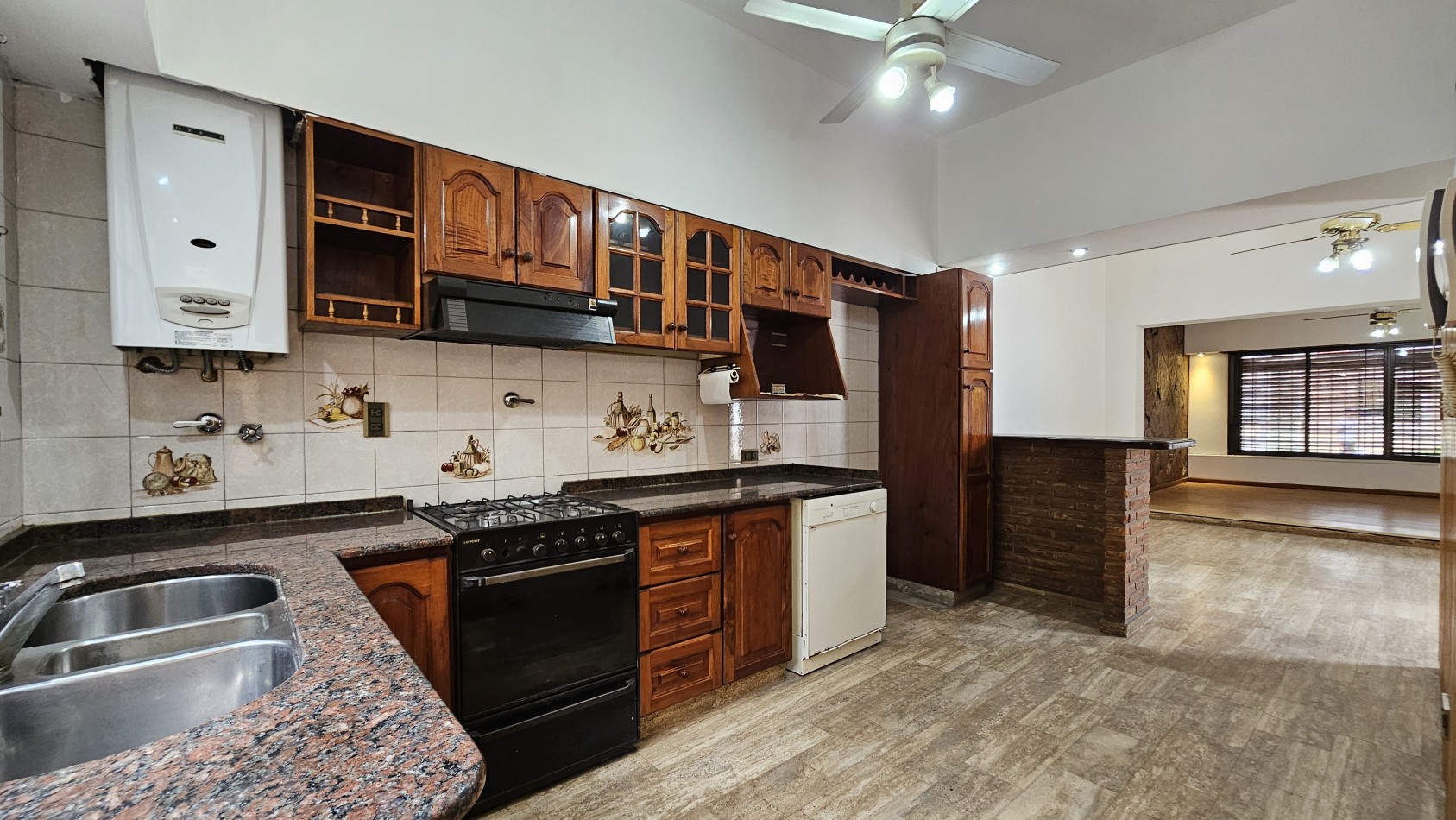 **u$s 130.000.-** - Casa en venta en ochava de 3 amb. terraza, patio y cochera - Jujuy 1300 - Lanus