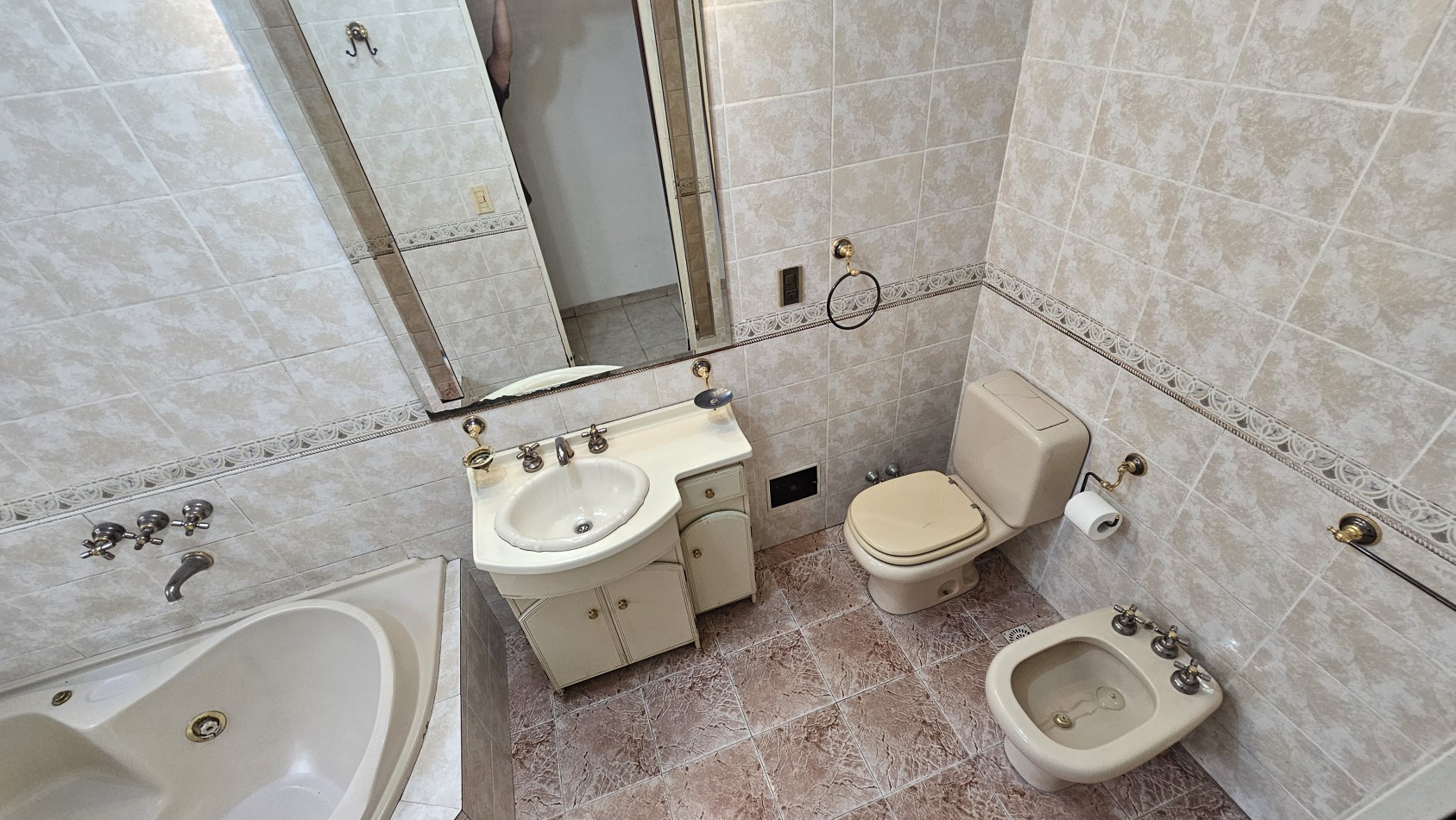 **u$s 130.000.-** - Casa en venta en ochava de 3 amb. terraza, patio y cochera - Jujuy 1300 - Lanus