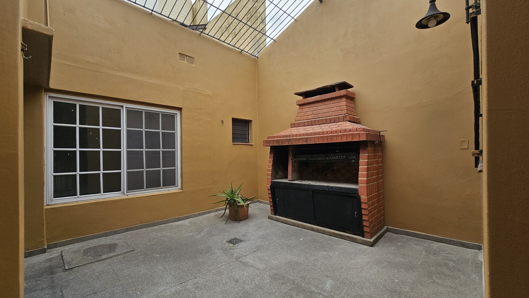 **u$s 130.000.-** - Casa en venta en ochava de 3 amb. terraza, patio y cochera - Jujuy 1300 - Lanus
