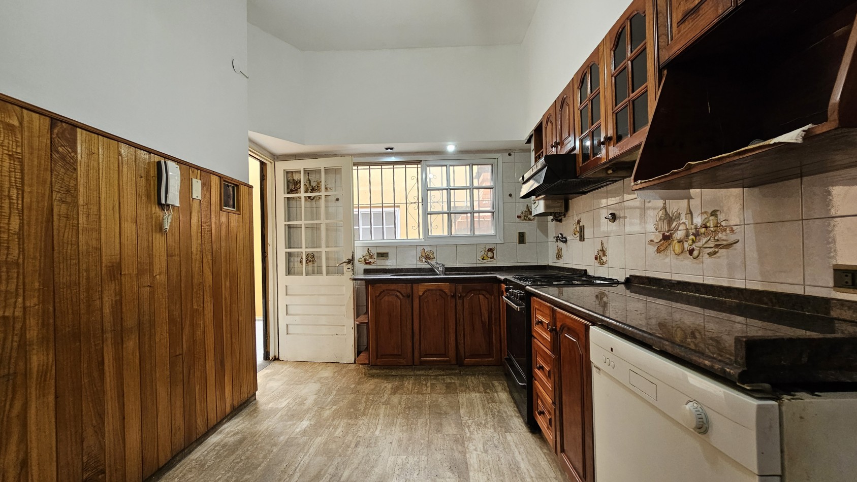 **u$s 130.000.-** - Casa en venta en ochava de 3 amb. terraza, patio y cochera - Jujuy 1300 - Lanus