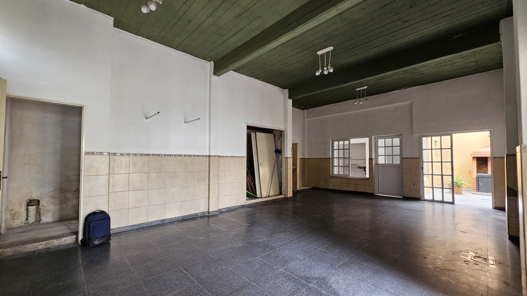 **u$s 130.000.-** - Casa en venta en ochava de 3 amb. terraza, patio y cochera - Jujuy 1300 - Lanus