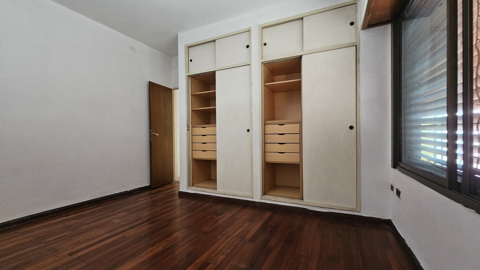 **u$s 130.000.-** - Casa en venta en ochava de 3 amb. terraza, patio y cochera - Jujuy 1300 - Lanus