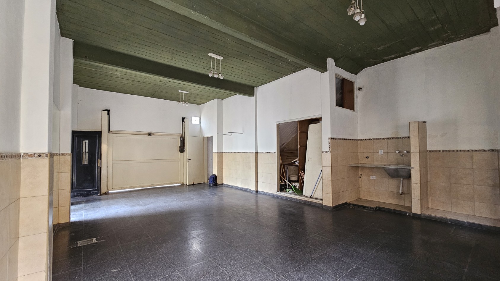 **u$s 130.000.-** - Casa en venta en ochava de 3 amb. terraza, patio y cochera - Jujuy 1300 - Lanus