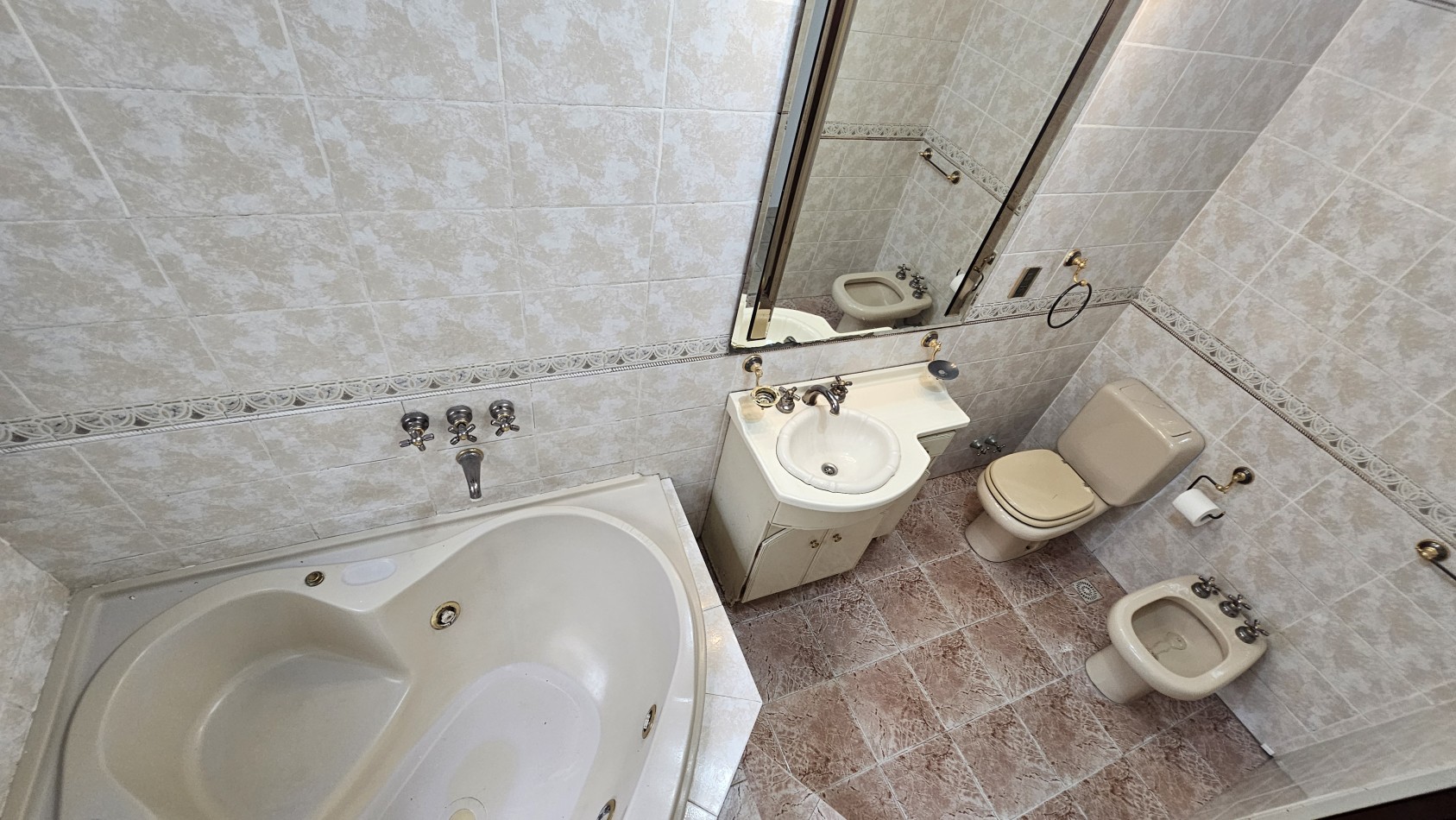 **u$s 130.000.-** - Casa en venta en ochava de 3 amb. terraza, patio y cochera - Jujuy 1300 - Lanus