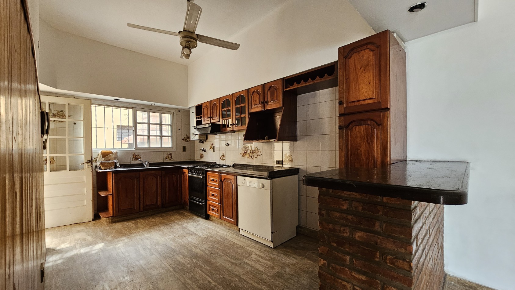 **u$s 130.000.-** - Casa en venta en ochava de 3 amb. terraza, patio y cochera - Jujuy 1300 - Lanus