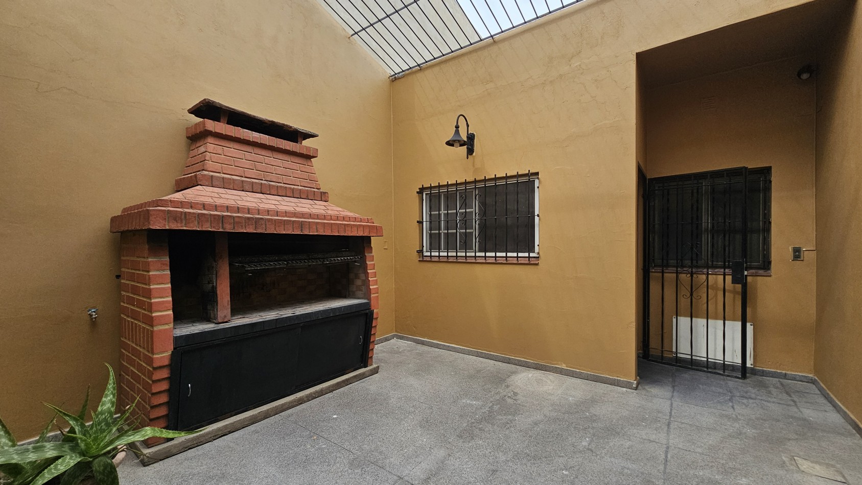**u$s 130.000.-** - Casa en venta en ochava de 3 amb. terraza, patio y cochera - Jujuy 1300 - Lanus