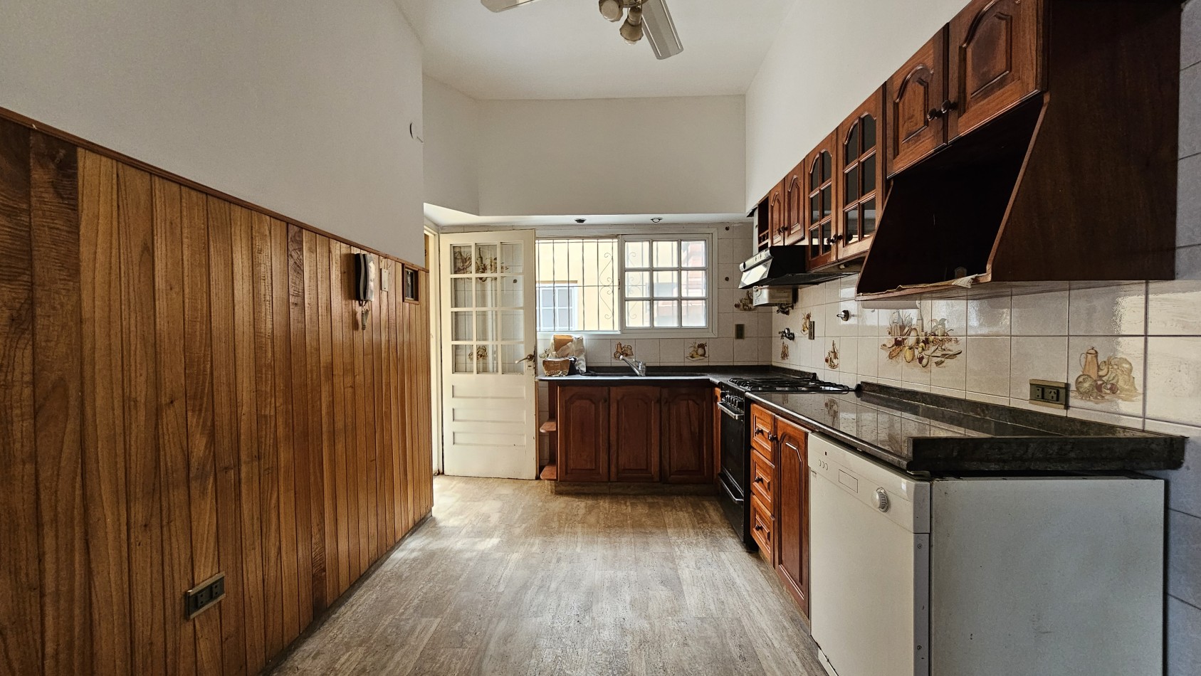 **u$s 130.000.-** - Casa en venta en ochava de 3 amb. terraza, patio y cochera - Jujuy 1300 - Lanus