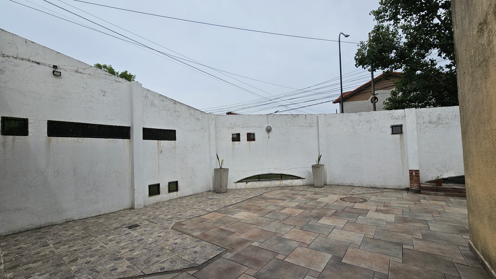 **u$s 130.000.-** - Casa en venta en ochava de 3 amb. terraza, patio y cochera - Jujuy 1300 - Lanus