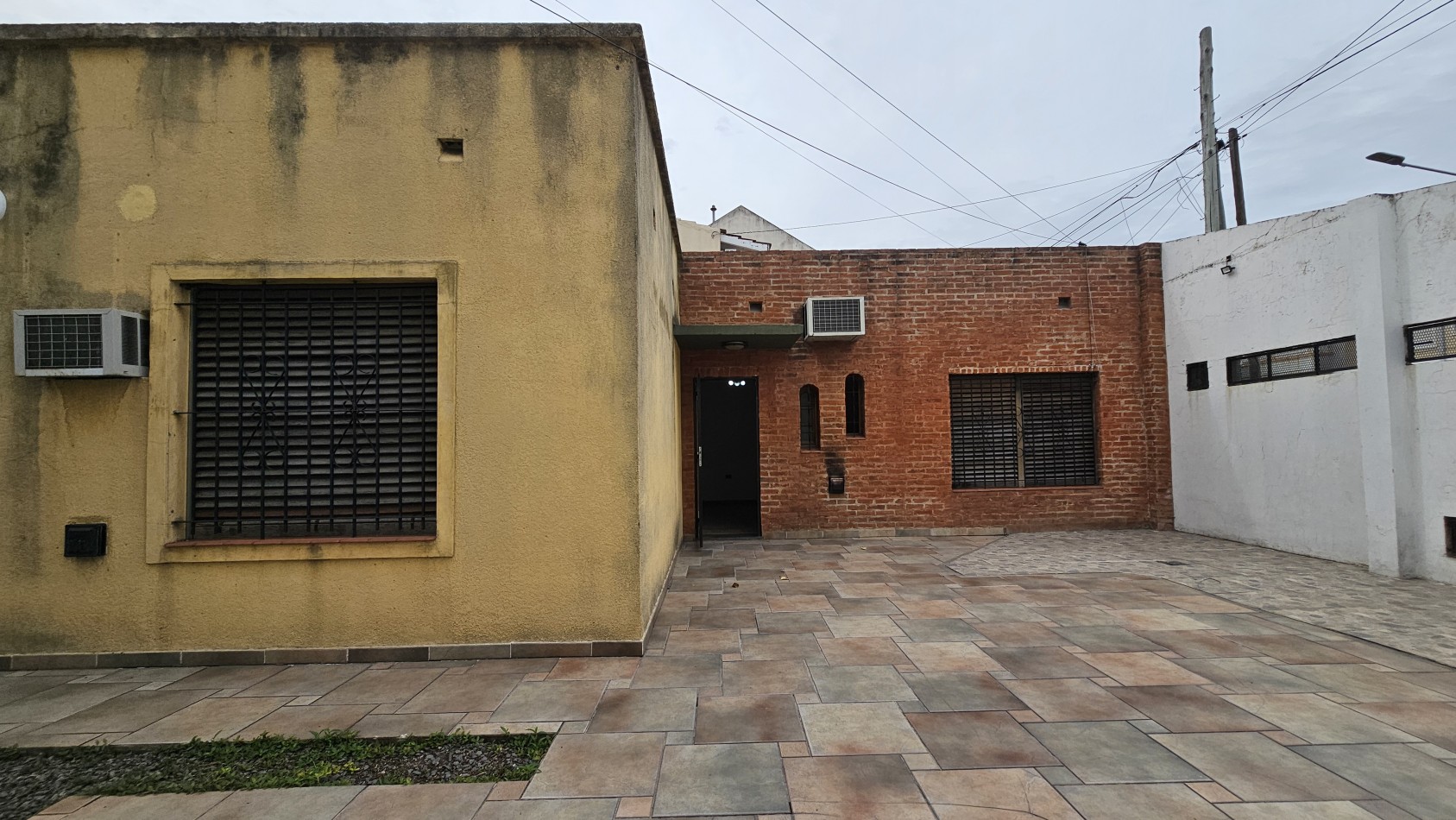 **u$s 130.000.-** - Casa en venta en ochava de 3 amb. terraza, patio y cochera - Jujuy 1300 - Lanus