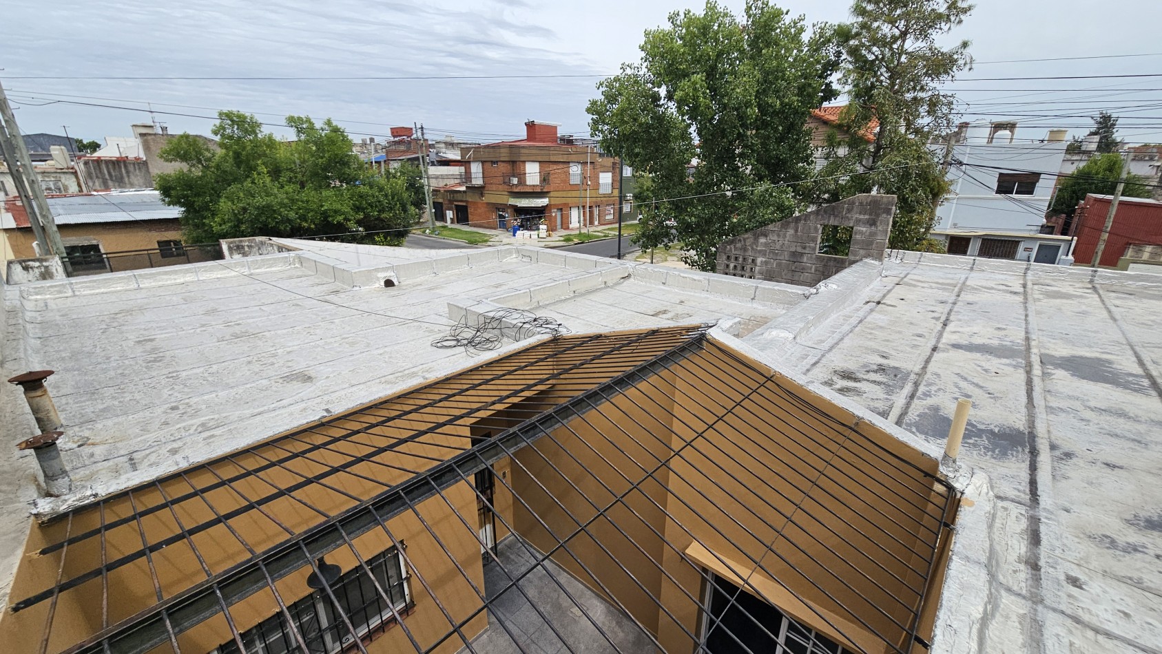 **u$s 130.000.-** - Casa en venta en ochava de 3 amb. terraza, patio y cochera - Jujuy 1300 - Lanus