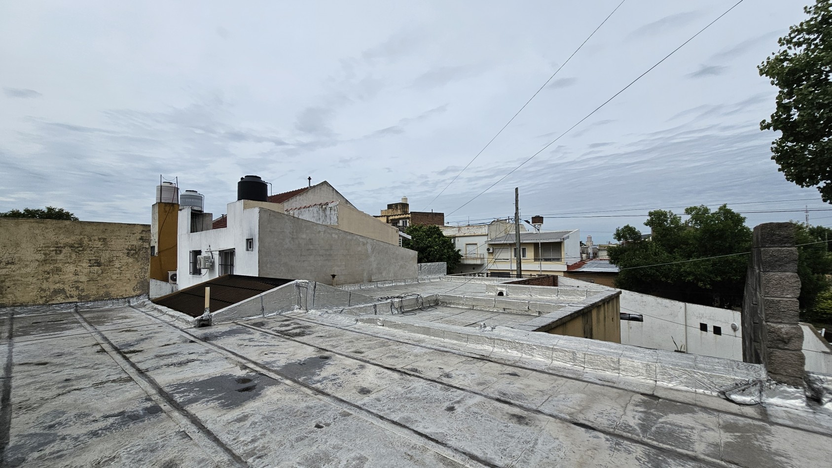 **u$s 130.000.-** - Casa en venta en ochava de 3 amb. terraza, patio y cochera - Jujuy 1300 - Lanus