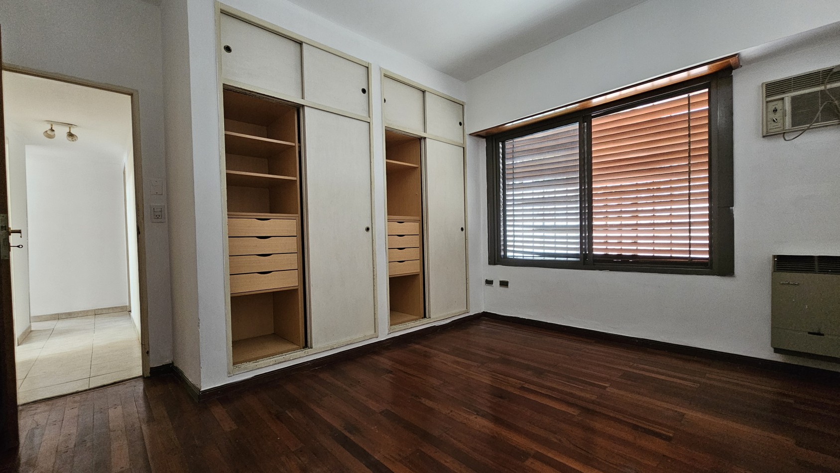 **u$s 130.000.-** - Casa en venta en ochava de 3 amb. terraza, patio y cochera - Jujuy 1300 - Lanus