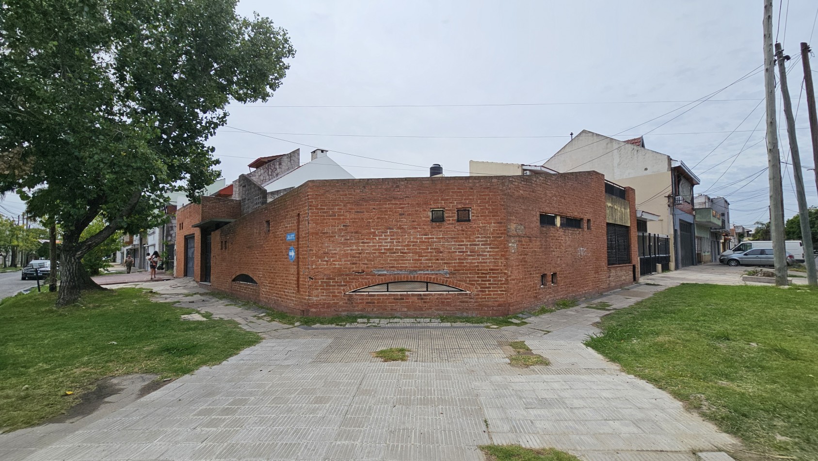 **u$s 130.000.-** - Casa en venta en ochava de 3 amb. terraza, patio y cochera - Jujuy 1300 - Lanus