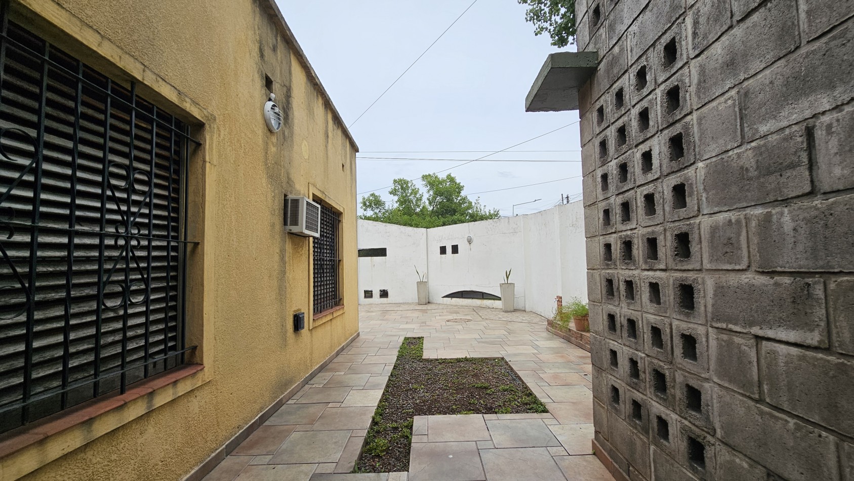 **u$s 130.000.-** - Casa en venta en ochava de 3 amb. terraza, patio y cochera - Jujuy 1300 - Lanus