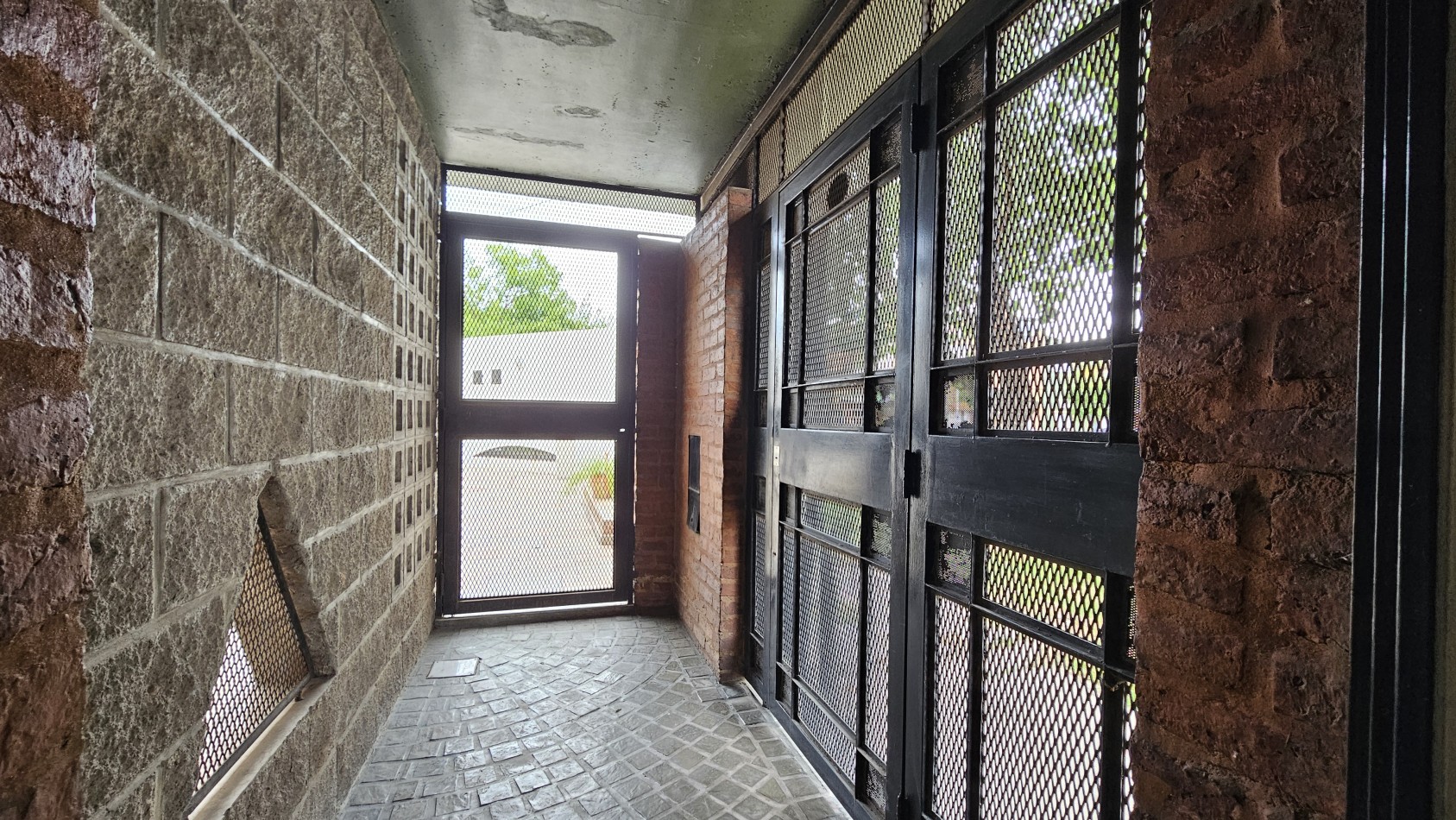 **u$s 130.000.-** - Casa en venta en ochava de 3 amb. terraza, patio y cochera - Jujuy 1300 - Lanus