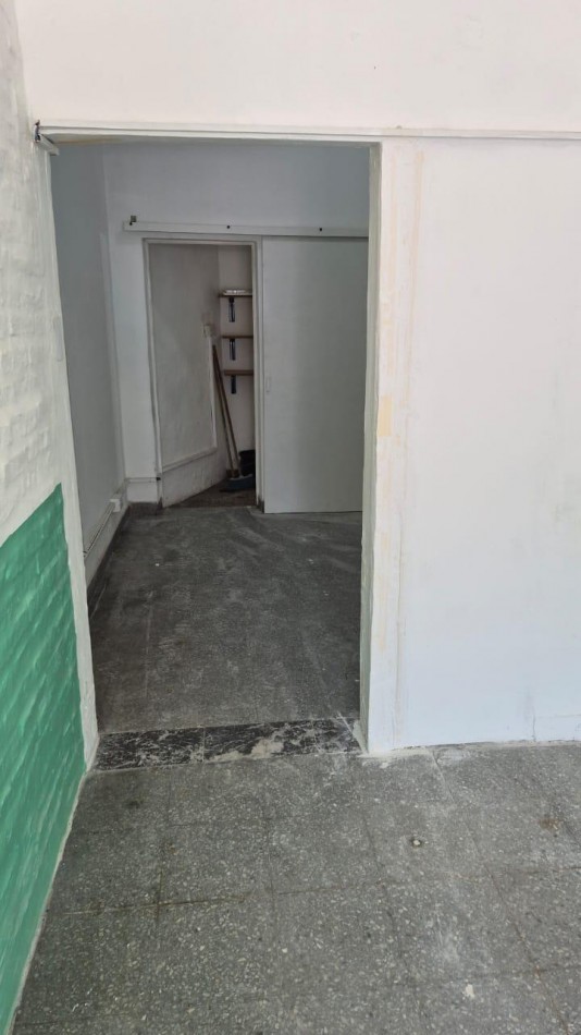 **$780.000.-** LOCAL EN ALQUILER 50 m2 aprox a Mtrs De Av. HIPOLITO YRIGOYEN - AV. INT. QUINDIMIL  19