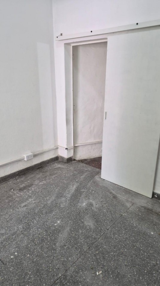 **$780.000.-** LOCAL EN ALQUILER 50 m2 aprox a Mtrs De Av. HIPOLITO YRIGOYEN - AV. INT. QUINDIMIL  19