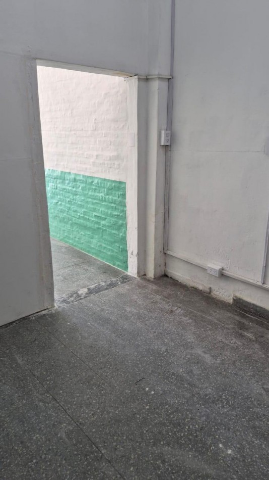 **$780.000.-** LOCAL EN ALQUILER 50 m2 aprox a Mtrs De Av. HIPOLITO YRIGOYEN - AV. INT. QUINDIMIL  19