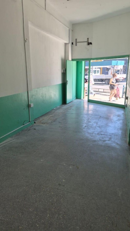 **$780.000.-** LOCAL EN ALQUILER 50 m2 aprox a Mtrs De Av. HIPOLITO YRIGOYEN - AV. INT. QUINDIMIL  19