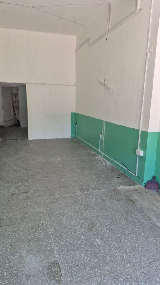 **$780.000.-** LOCAL EN ALQUILER 50 m2 aprox a Mtrs De Av. HIPOLITO YRIGOYEN - AV. INT. QUINDIMIL  19
