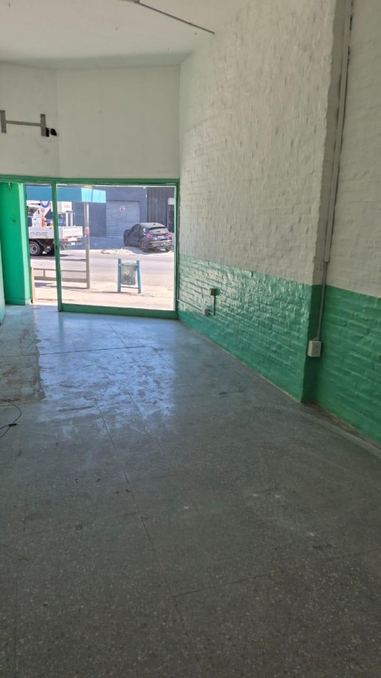 **$780.000.-** LOCAL EN ALQUILER 50 m2 aprox a Mtrs De Av. HIPOLITO YRIGOYEN - AV. INT. QUINDIMIL  19