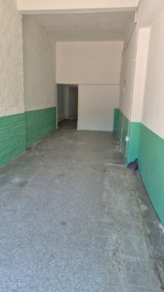 **$780.000.-** LOCAL EN ALQUILER 50 m2 aprox a Mtrs De Av. HIPOLITO YRIGOYEN - AV. INT. QUINDIMIL  19