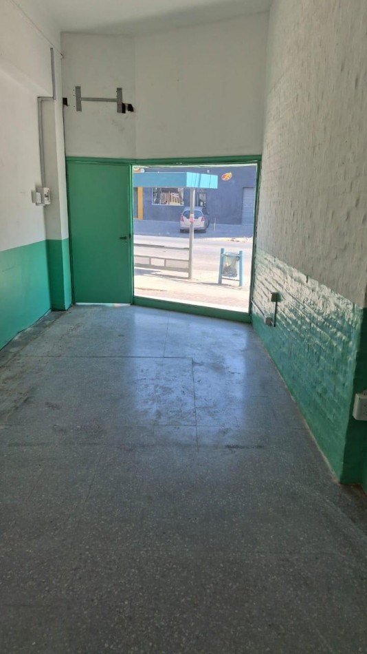 **$780.000.-** LOCAL EN ALQUILER 50 m2 aprox a Mtrs De Av. HIPOLITO YRIGOYEN - AV. INT. QUINDIMIL  19