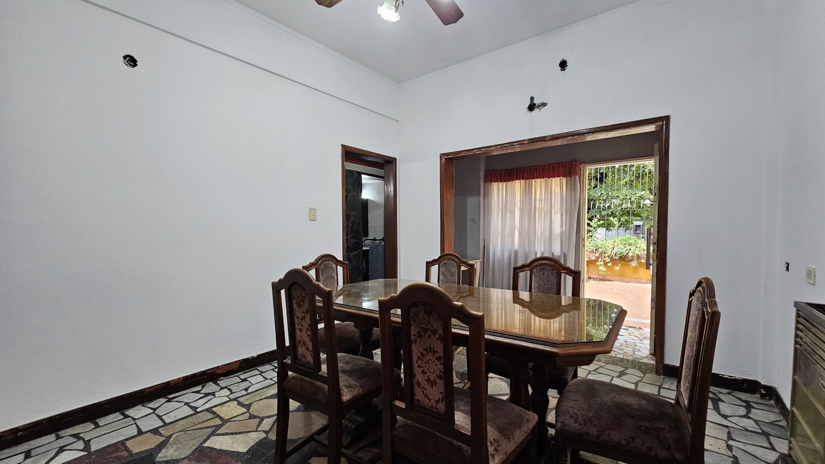 **u$s 80.000.-** Casa en venta sobre lote propio en esquina sobre Palma de Mallorca al 3800 - Quilmes.-