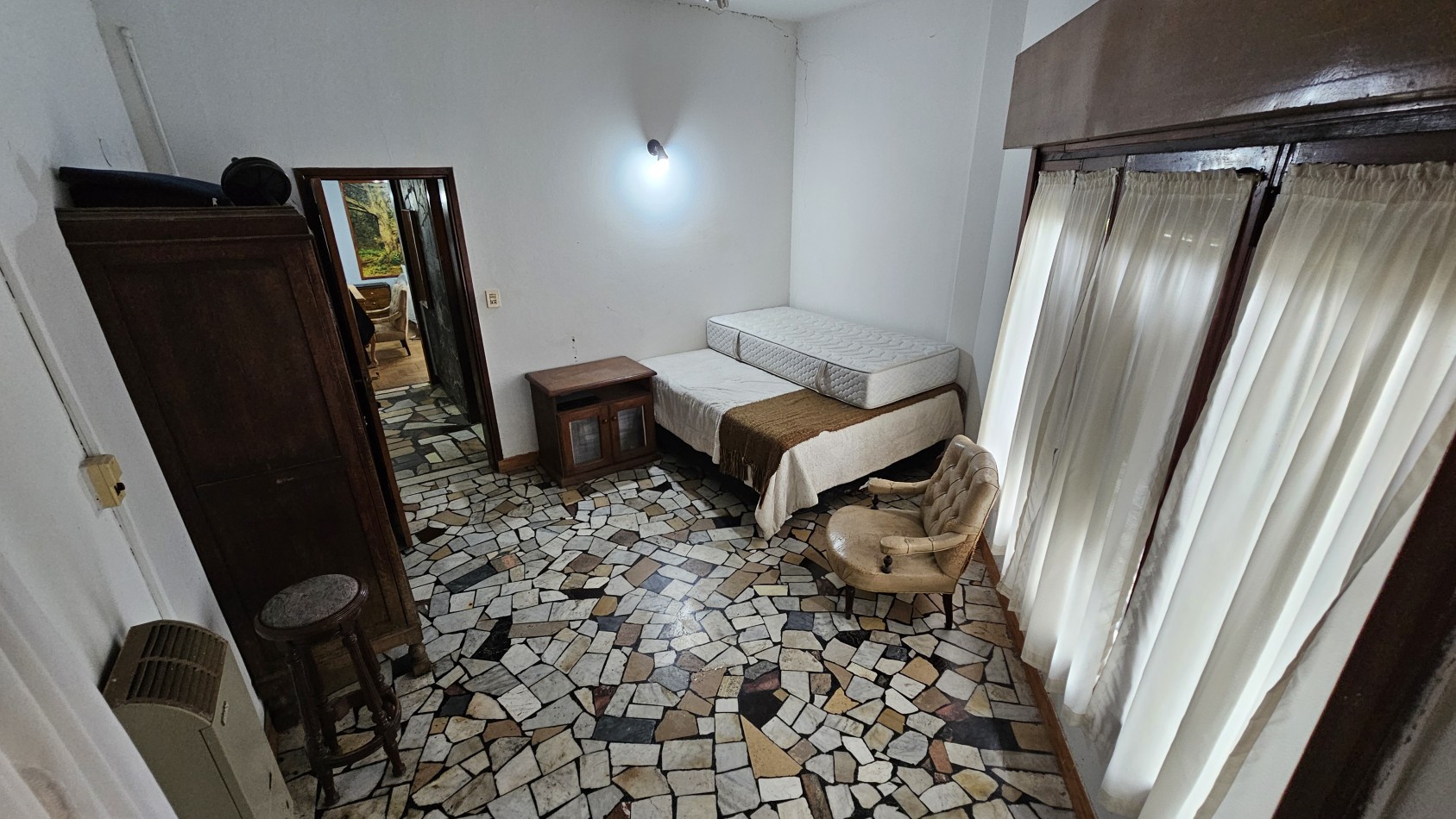 **u$s 80.000.-** Casa en venta sobre lote propio en esquina sobre Palma de Mallorca al 3800 - Quilmes.-