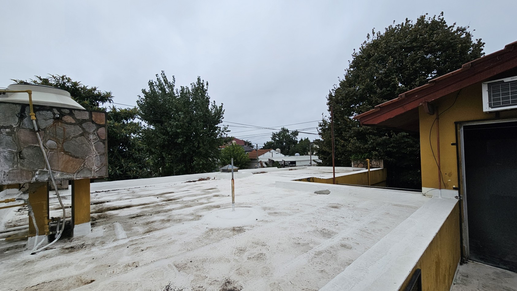 **u$s 80.000.-** Casa en venta sobre lote propio en esquina sobre Palma de Mallorca al 3800 - Quilmes.-