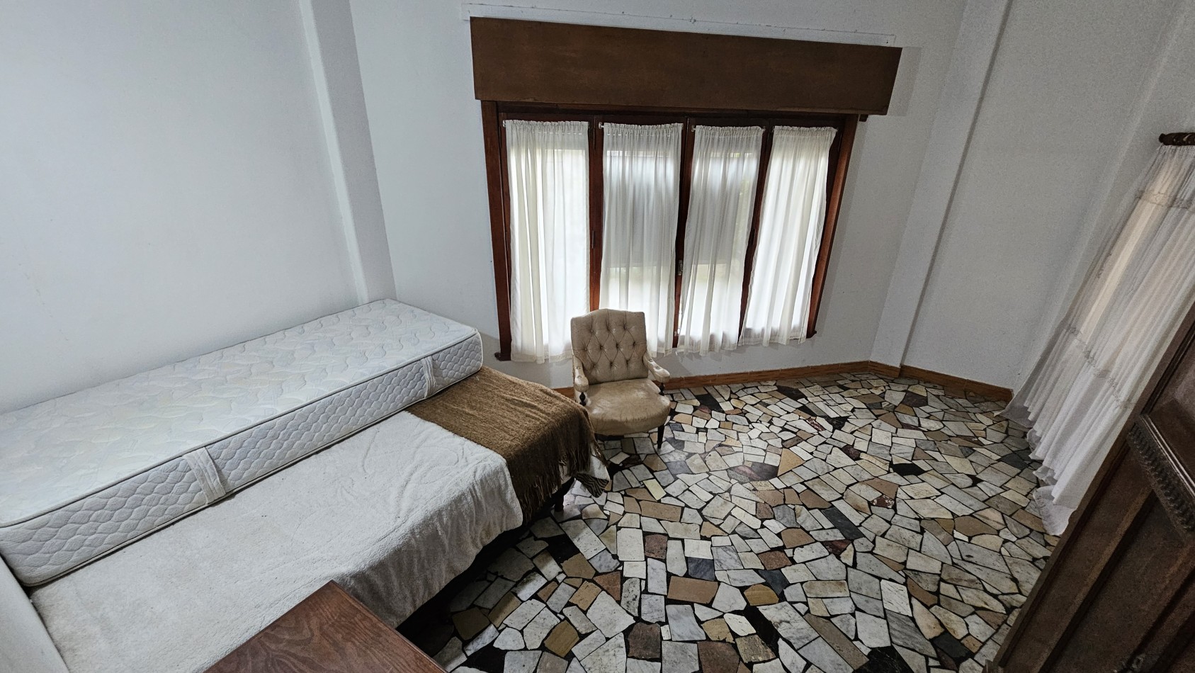 **u$s 80.000.-** Casa en venta sobre lote propio en esquina sobre Palma de Mallorca al 3800 - Quilmes.-