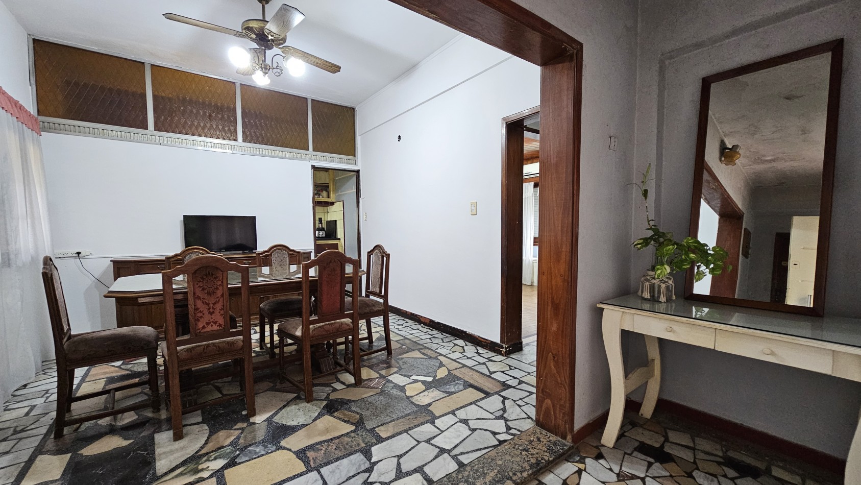 **u$s 80.000.-** Casa en venta sobre lote propio en esquina sobre Palma de Mallorca al 3800 - Quilmes.-