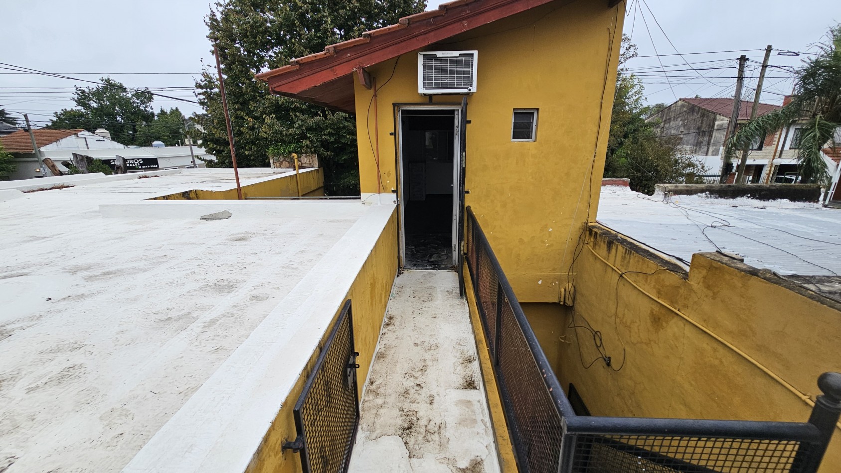 **u$s 80.000.-** Casa en venta sobre lote propio en esquina sobre Palma de Mallorca al 3800 - Quilmes.-