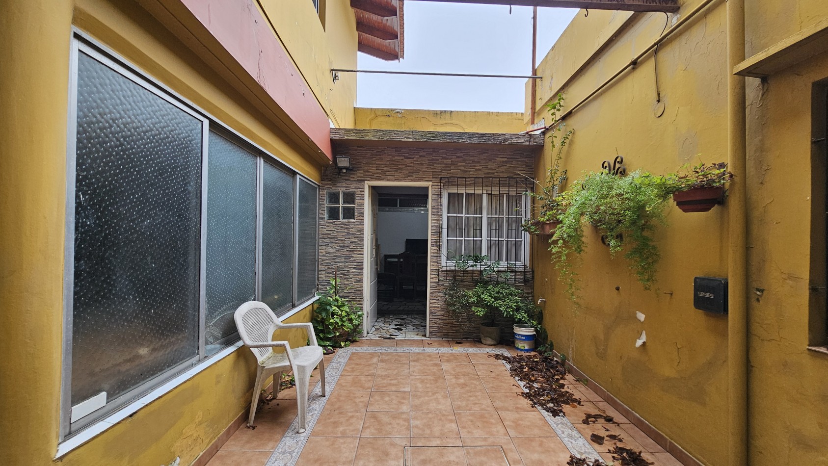 **u$s 80.000.-** Casa en venta sobre lote propio en esquina sobre Palma de Mallorca al 3800 - Quilmes.-