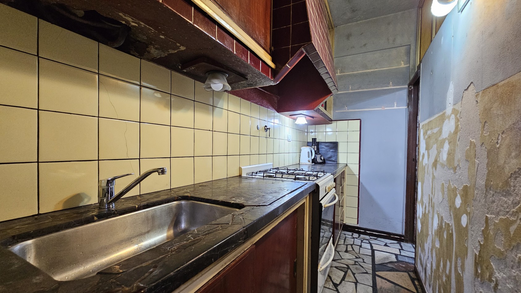**u$s 80.000.-** Casa en venta sobre lote propio en esquina sobre Palma de Mallorca al 3800 - Quilmes.-