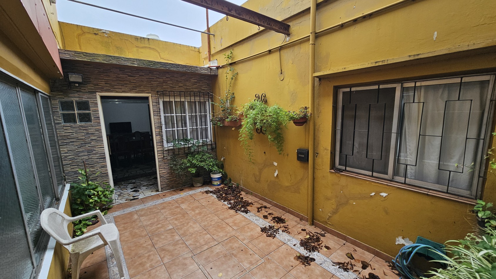 **u$s 80.000.-** Casa en venta sobre lote propio en esquina sobre Palma de Mallorca al 3800 - Quilmes.-