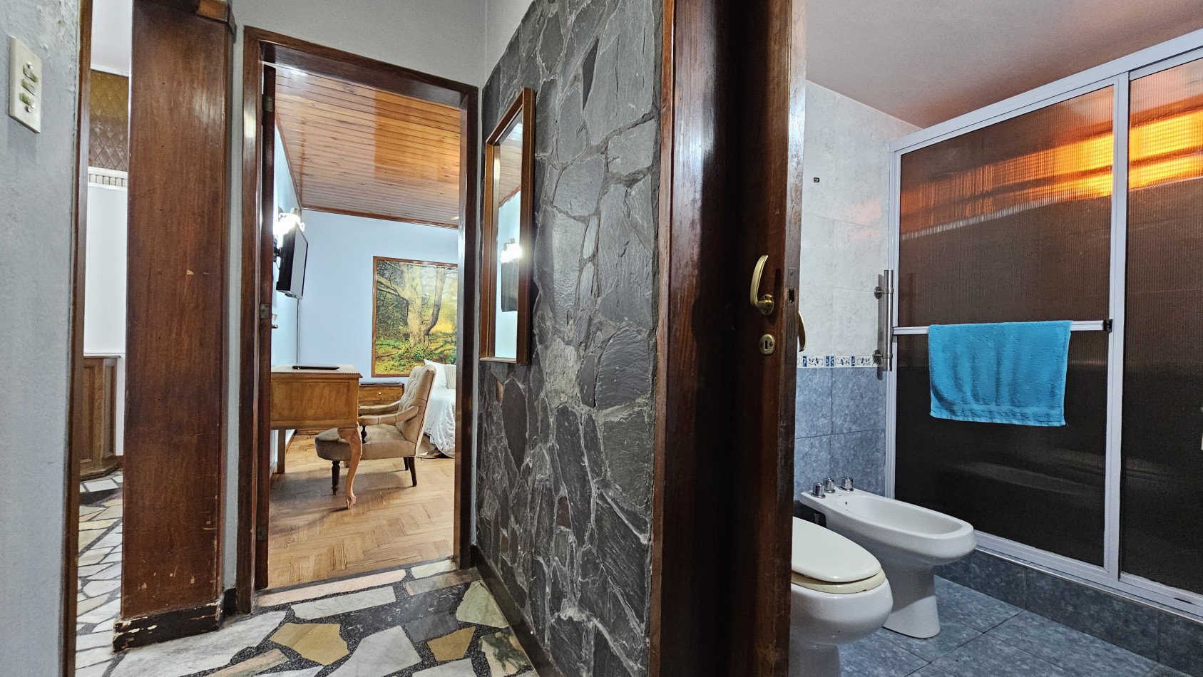 **u$s 80.000.-** Casa en venta sobre lote propio en esquina sobre Palma de Mallorca al 3800 - Quilmes.-