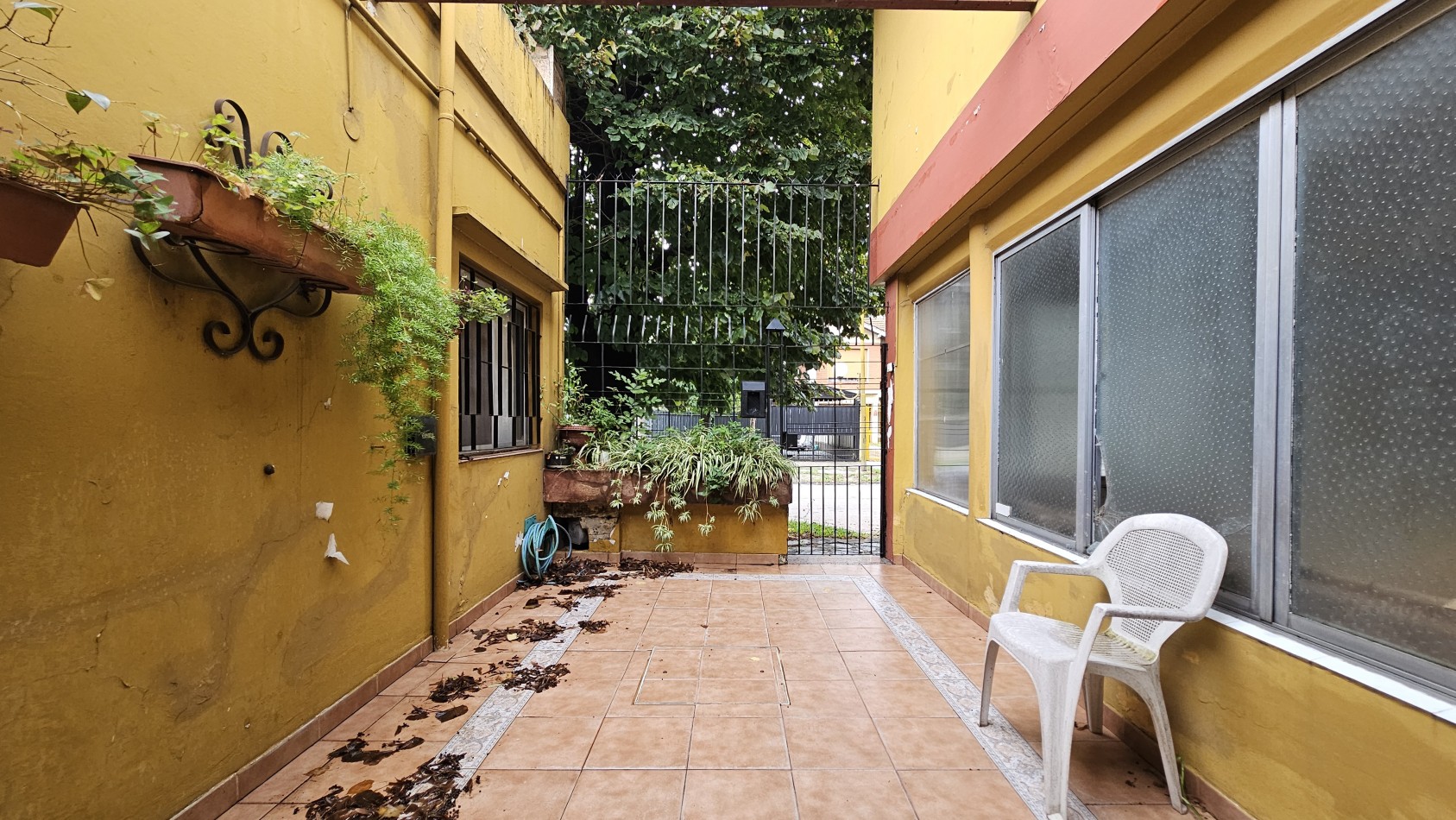 **u$s 80.000.-** Casa en venta sobre lote propio en esquina sobre Palma de Mallorca al 3800 - Quilmes.-