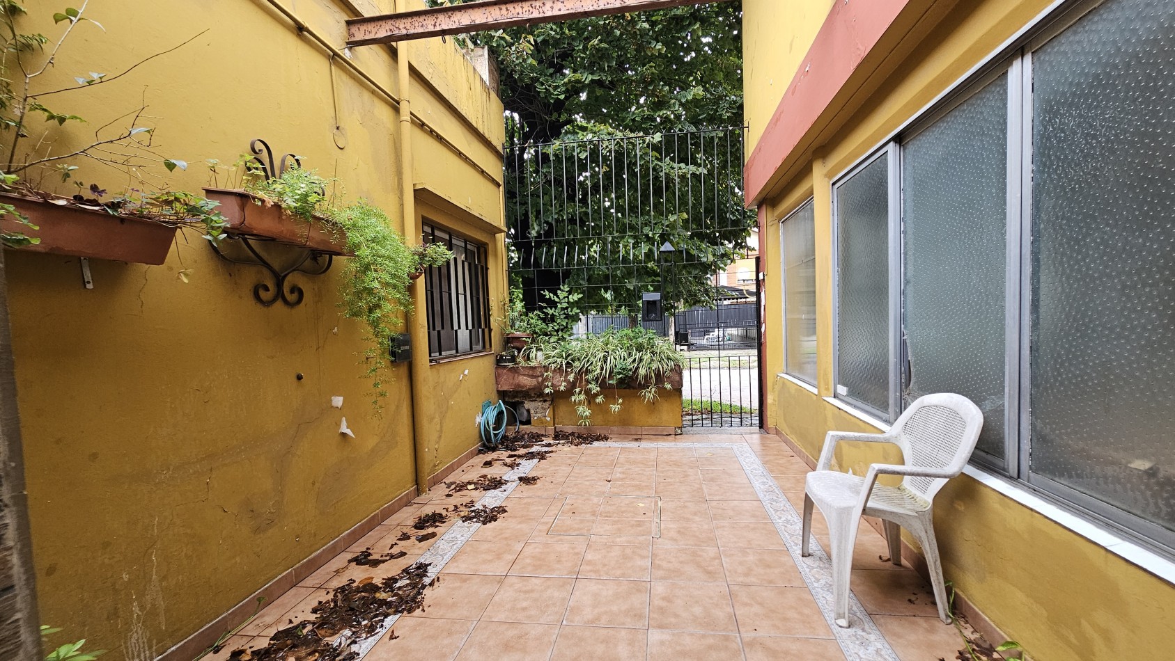 **u$s 80.000.-** Casa en venta sobre lote propio en esquina sobre Palma de Mallorca al 3800 - Quilmes.-