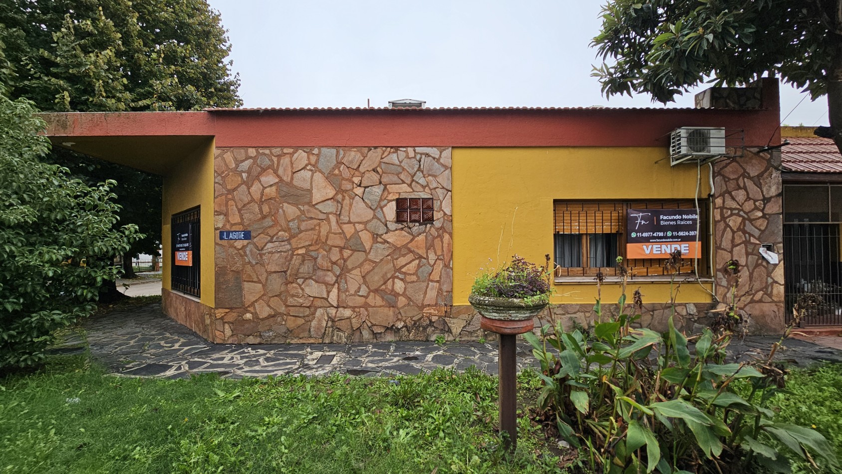 **u$s 80.000.-** Casa en venta sobre lote propio en esquina sobre Palma de Mallorca al 3800 - Quilmes.-