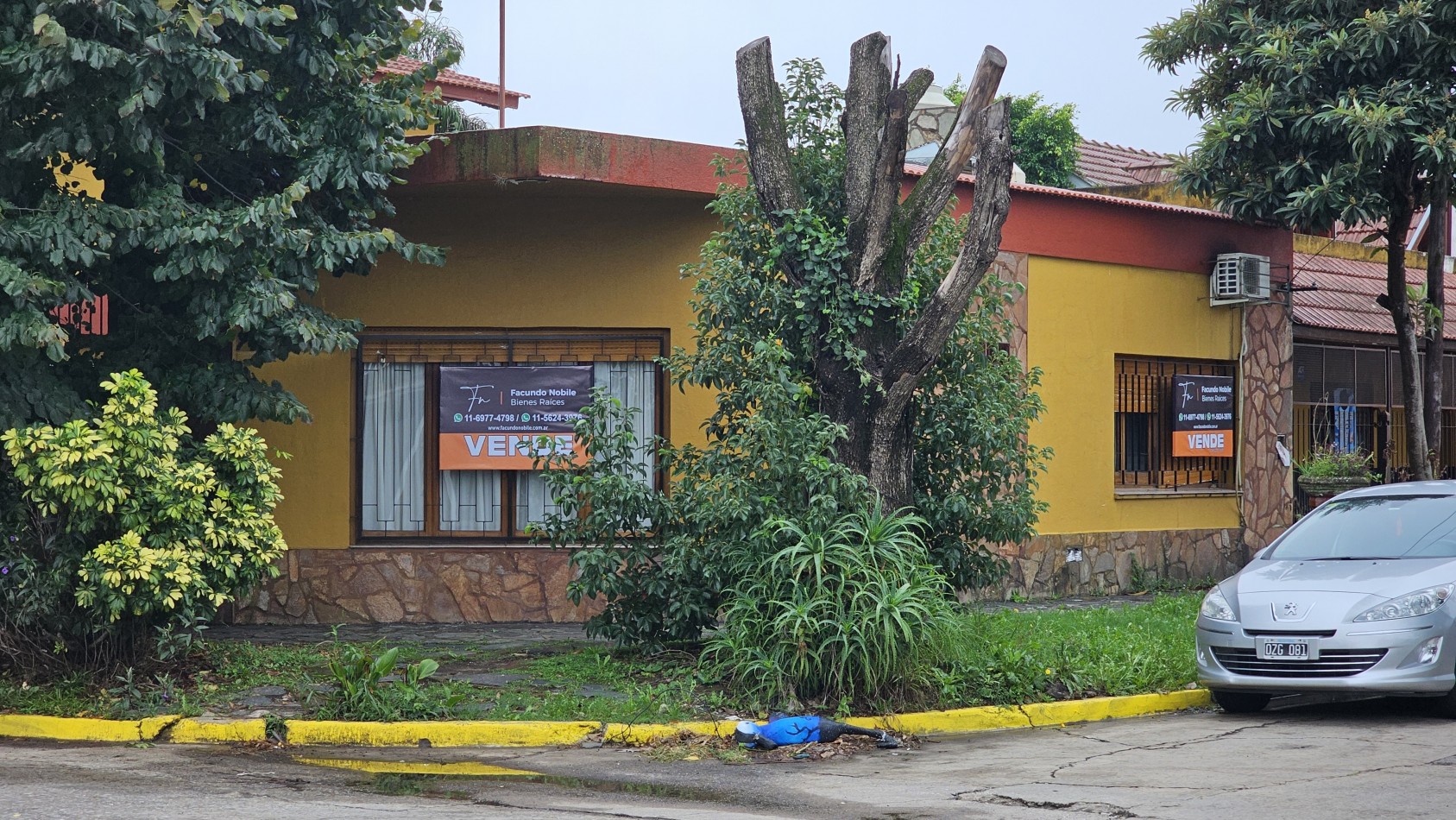 **u$s 80.000.-** Casa en venta sobre lote propio en esquina sobre Palma de Mallorca al 3800 - Quilmes.-